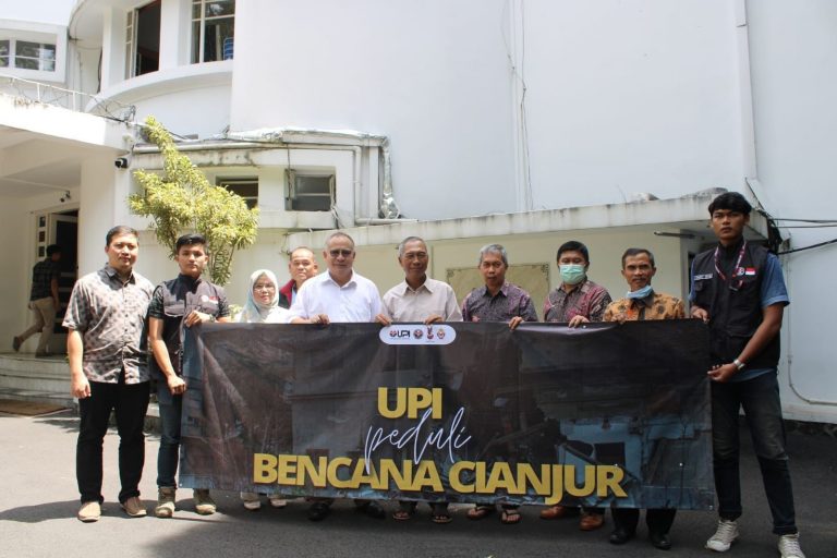 Universitas Pendidikan Indonesia Terjunkan Tim Peduli Bencana menyalurkan sejumlah bantuan bagi masyarakat terdampak bencana di Kabupaten Cianjur