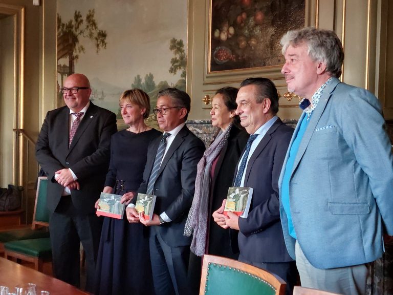 Colorized Book Villa Isola Yang Bertahan Bersama Waktu Karya R. Kurnia dipresentasikan di Academiegebouw, Universitas Leiden