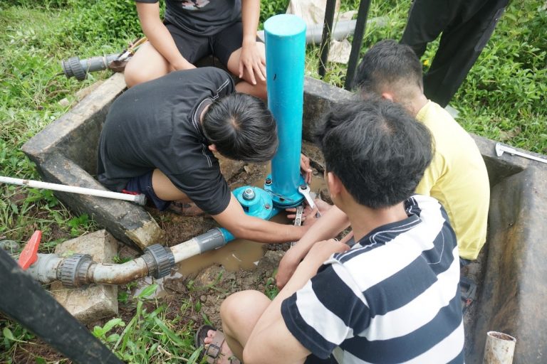 KOMPOR UPI Melakukan Pengabdian dengan Penerapan Alat Pompa Air Tanpa Listrik
