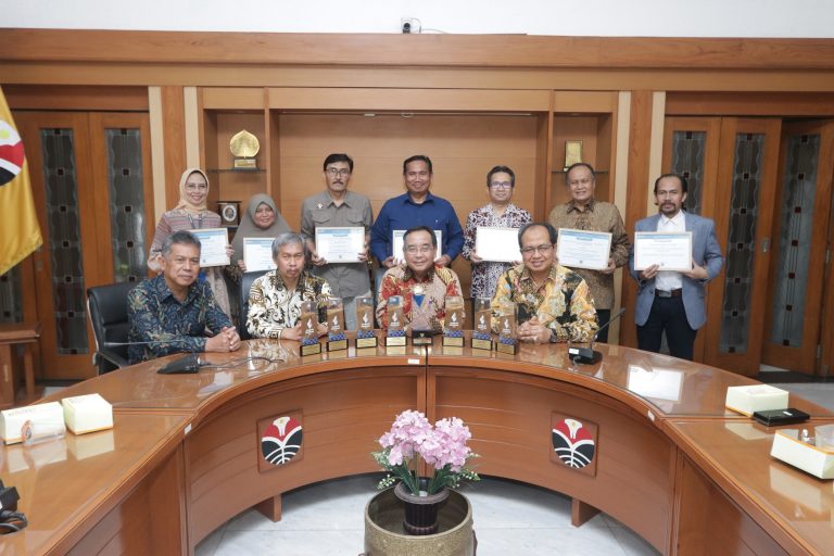 Rektor UPI Terima Piala Penghargaan Anugerah Diktiristek Tahun 2022 dan Anugerah Keterbukaan Informasi Publik Tahun 2022