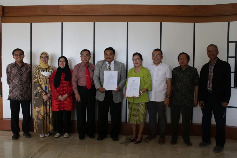 Rektor UPI Serahkan SK Guru Besar kepada Prayoga Bestari dan Florentina