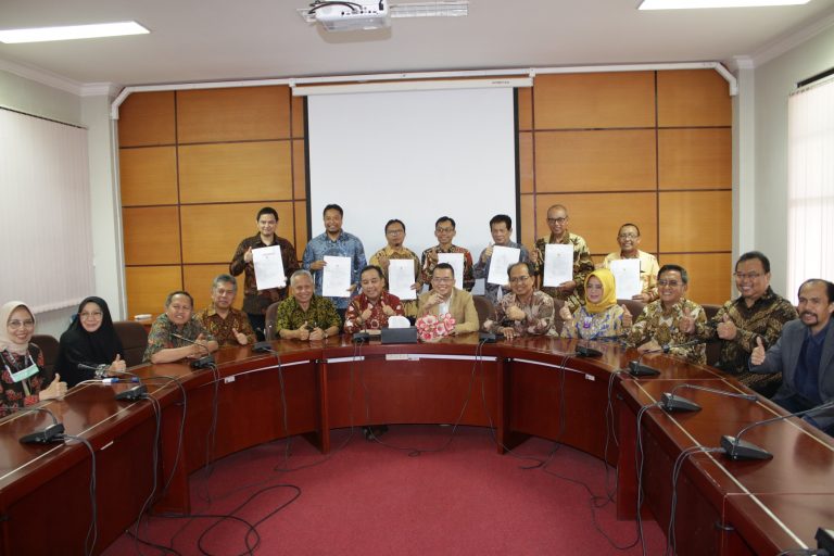 Rektor UPI Serahkan 7 SK Guru Besar kepada Dosen UPI