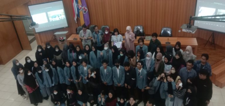 KULIAH UMUM DEPDIKSATRASIA: PROSES KREATIF SASTRA OLEH DR. SOE TJAN MARCHING DOSEN SOAS UNIFERSITY OF LONDON