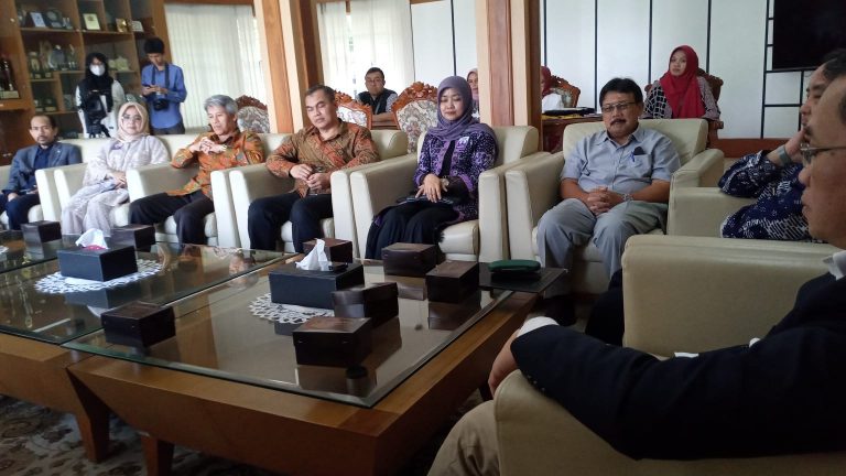 Rektor UPI Serahkan 3 SK Guru Besar