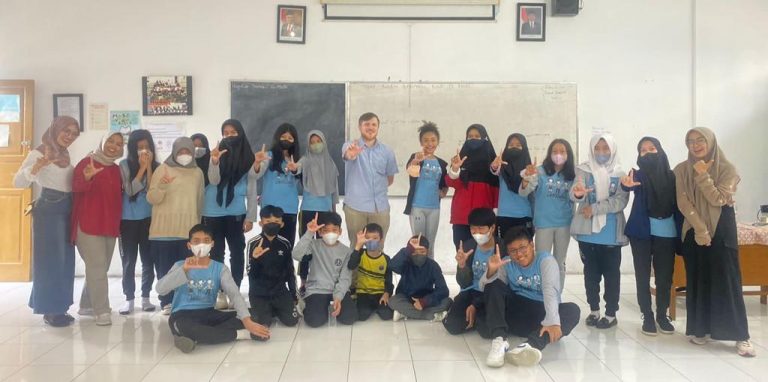 Learn with Native Speaker : Kegiatan Pembelajaran Bahasa Inggris Program Bilingual SD Labschool UPI Bumi Siliwangi
