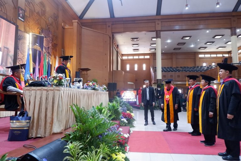 UPI Kukuhkan 4 Guru Besar dari FPIPS dan FPOK