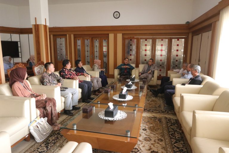 Dr. Surdiniaty Ugelta, dan Dr. Endang Supardi, Terima SK Guru Besar dari UPI