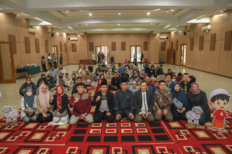Khitanan Massal Idul Adha 1444 H, Wakil Rektor Bidang Keuangan, Sarana Prasarana dan Sumber Daya Manusia UPI, Prof. Dr. H. Adang Suherman, M.A  “Khitanan Sebagai Ikhtiar Mendidik Anak Untuk Hidup Bersih dan Sehat’’