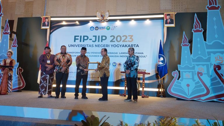 REKTOR UPI DIANUGERAHI “TOKOH PENDIDIKAN INDONESIA”
