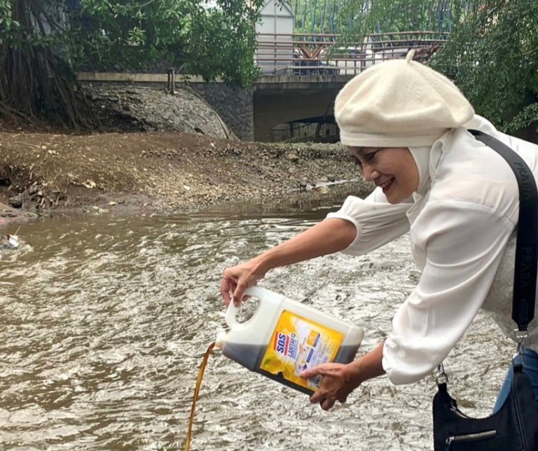 900 Liter Ekoenzym Dituangkan ke Aliran Sungai Cikapundung