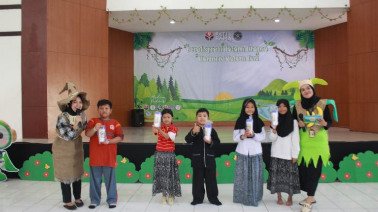 1800 siswa SD, Tonton Pagelaran Tari dan Drama Mahasiswa PGSD Kampus UPI di Purwakarta
