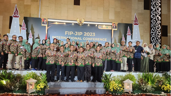 Seminar dan Konferensi Fakultas Ilmu Pendidikan-Jurusan Ilmu Pendidikan (FIP-JIP) Seluruh Indonesia Sukses digelar, Prof. Dr. M. Sholehuddin, M.Pd., M.A, Raih Anugerah Tokoh Pendidikan Nasional