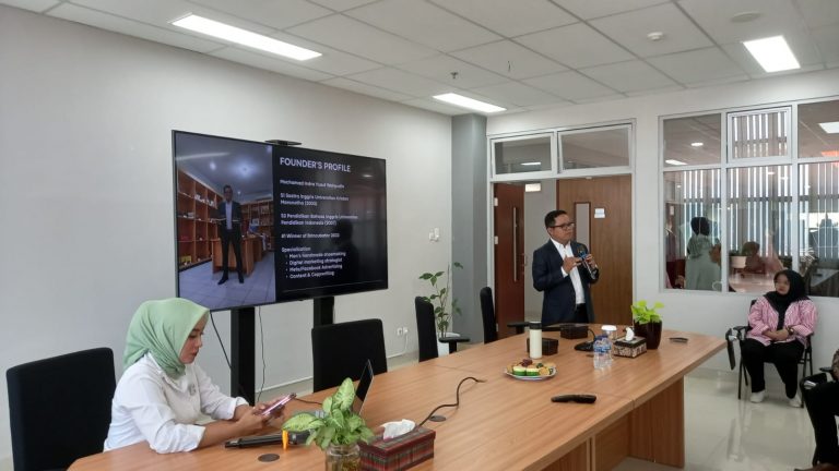Owner Koku Footwear, Mochamad Indra Yusuf Wahyudin Berbagi Pengalaman Strategi Digital Marketing Pada Pelatihan Start Up Ekonomi Kreatif Batch 3 Direktorat Inovasi dan Pusat Unggulan Universitas