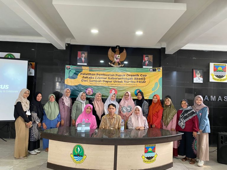 Program Studi Pendidikan Guru Anak Usia Dini FIP UPI Selenggarakan  Pelatihan Pembuatan Pupuk Organik CairJAKABA (Jamur Keberuntungan Abadi)