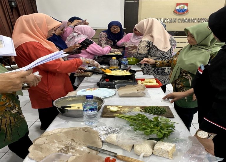 Mahasiswa KKN Tematik UPI 2023 Kelompok Kecamatan Cimahi Utara Gelar Dapur Sehat untuk Atasi Stunting