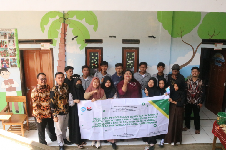 Tingkatkan Kemampuan Pemuda dan Potensi Wisata Desa Pagerwangi, Prodi Pendidikan Masyarakat FIP UPI Latih Pengelolaan Objek Daya Tarik Wisata (ODTW) Edu Farm-Tourism berbasis Community Based Tourism