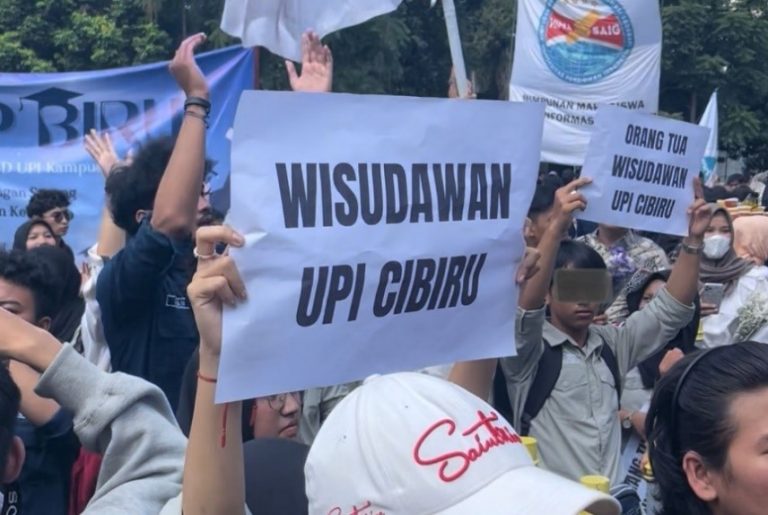 Perayaan Meriah Mahasiswa UPI Cibiru: Adik Tingkat Mengarak Para Wisudawan dalam Suasana Kebanggaan