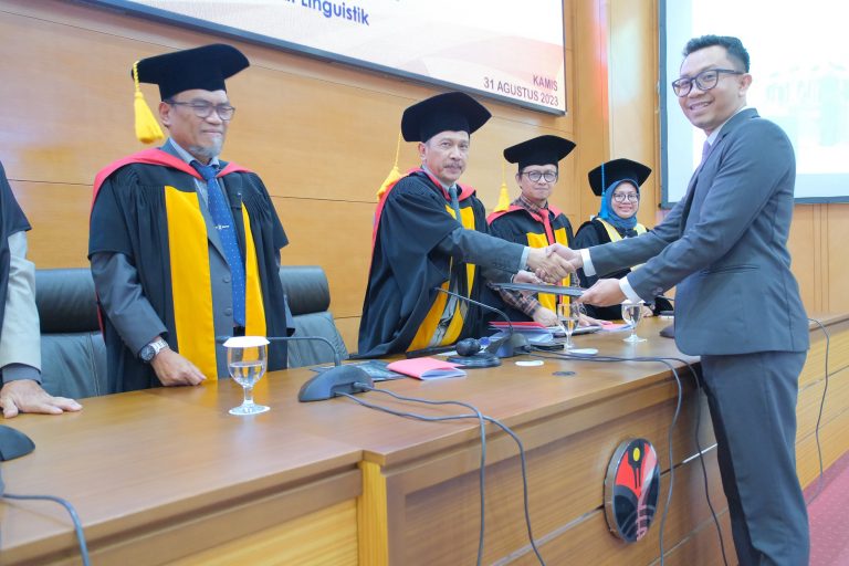 Kepala Seksi Televisi dan Radio Kantor Humas UPI Raih Gelar Doktor