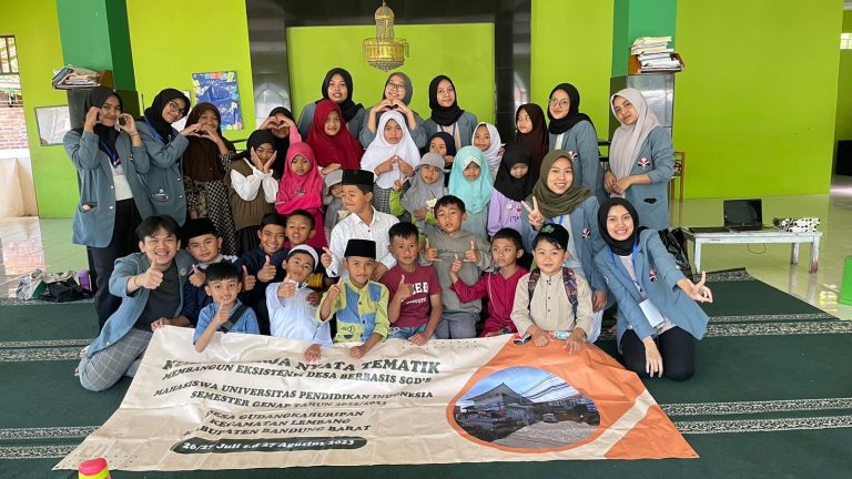 Mahasiswa KKN UPI Kenalkan Rumah Pangsit, Hajar, dan Hayu Urang Segar pada Karang Taruna Desa Gudangkahuripan