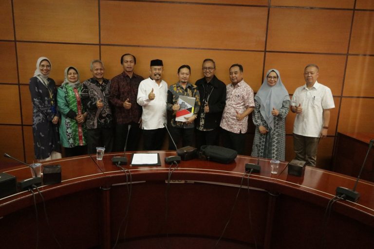 Direktur Kampus UPI di Serang Masa Bakti 2020 – 2023 Terima SK Guru Besar