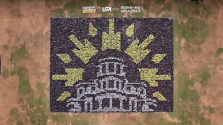 Mahasiswa Baru UPI Membentuk 15 Formasi Kreasi Mozaik