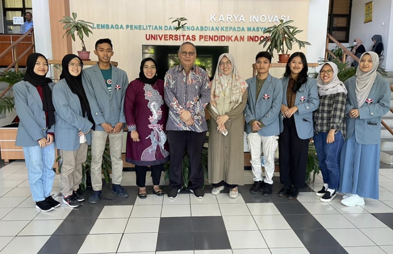 DELAPAN DELEGASI TERBAIK UPI MENGABDI DI PERBATASAN NEGERI