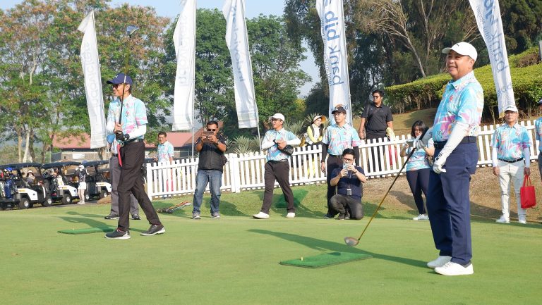 Rektor UPI dan Dirjen Dikti Lakukan Tee Off pada Kejuaran Golf Dies Natalis Ke-69 UPI Tahun 2023