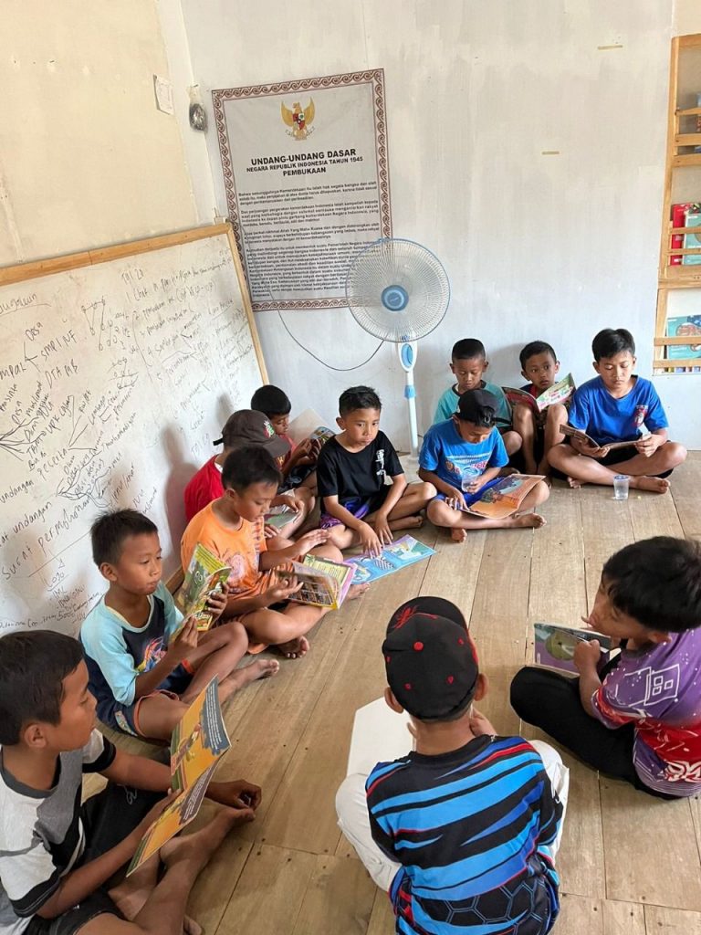 Wujudkan Desa Cerdas dengan Mengembangkan Literasi Bersama PPK HMPGSD Kampus UPI di Tasikmalaya