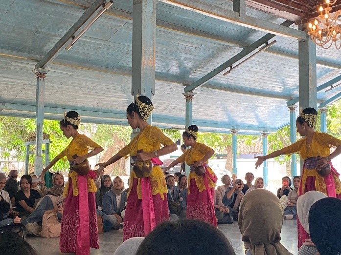 Kegiatan Observasi Lapangan dalam Praktikum Mata Kuliah Tari Topeng Cirebon