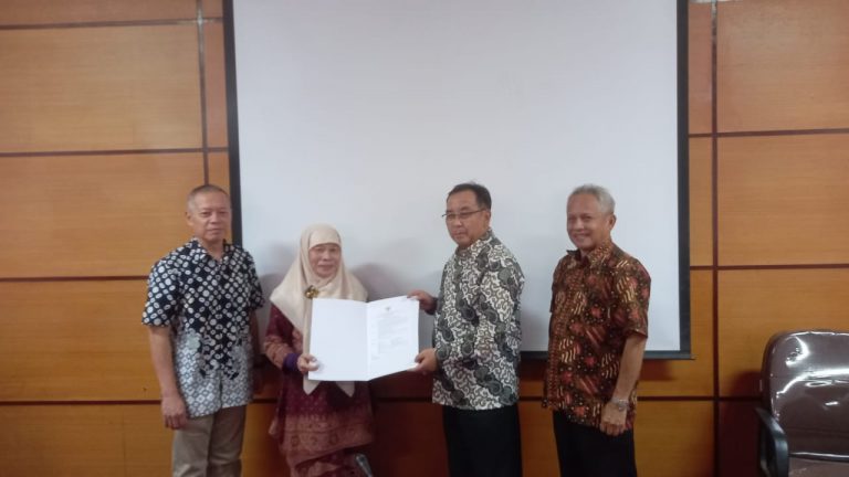 Dr. Neti Budiwati, M.Si, Raih Guru Besar Bidang Pendidikan Ekonomi 