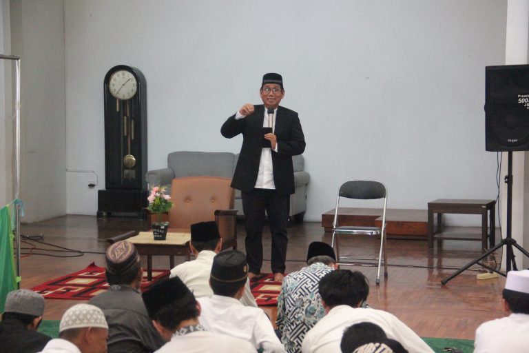 Direktur Direktorat Kemahasiswaan UPI, Prof. Dr. H. Suwatno, M.SiMengajak peserta Muslim Spirit of Youth (MSOY) Mengikuti Teladan Rasulullah SAW dalam berbagai aspek kehidupan