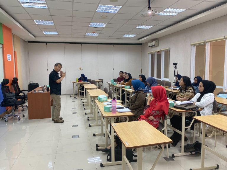 Program Magister Pendidikan Fisika Universitas Pendidikan Indonesia menyelenggarakan kegiatan PKM tentang pemanfaatan teknologi dalam eksperimen fisika