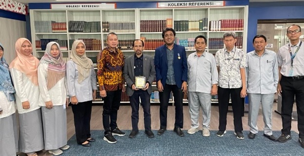 KUNJUNGAN DIREKTUR KAMPUS UPI DI CIBIRU KE PERPUSTAKAAN DPR RI