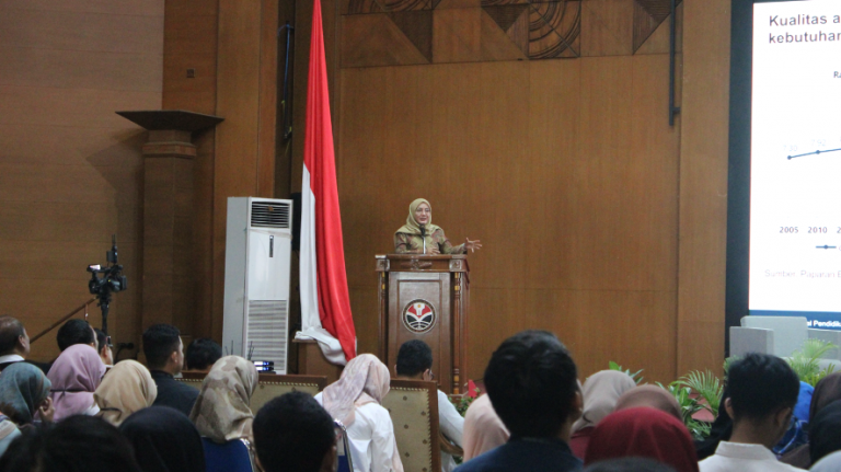 Dirjen Vokasi Kemdikbudristek Dr. Ir. Kiki Yuliati, M.Sc, Kebijakan dan Program SMK Pusat Keunggulan Menjawab Tantangan Transformasi Digital Pendidikan Vokasi