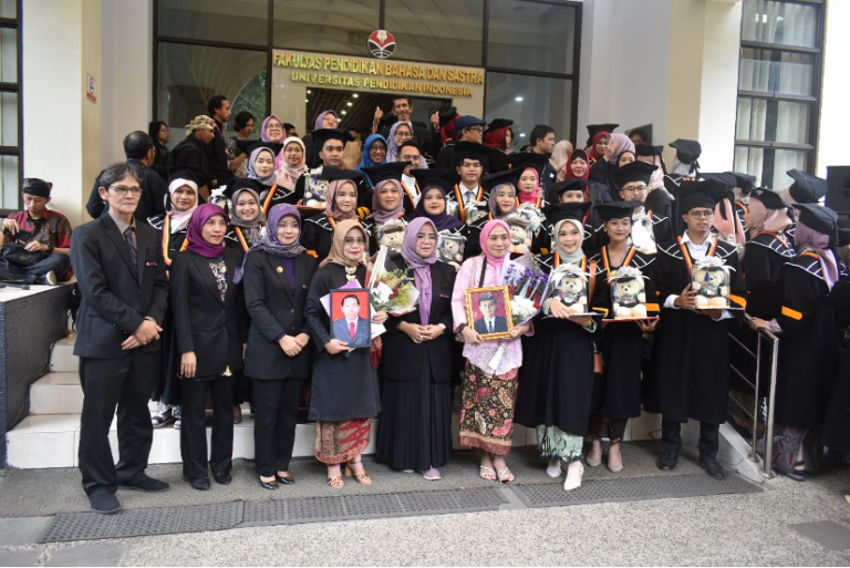Pemberian Ijazah Kepada Dua Wisudawan Inabsentia dari FPBS : Almarhum Dr. Sri Harto M.Pd, dan Almarhum Naufariza Beno Santana, S.Pd