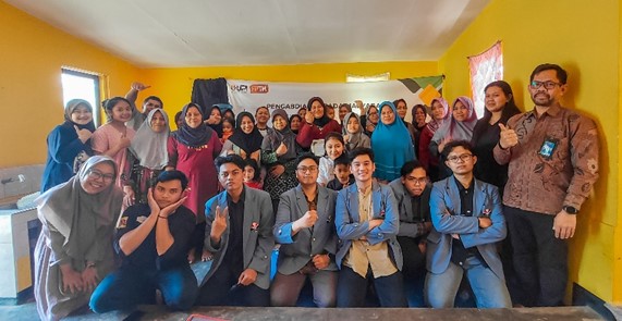 Prof. Dr. Tuti Suartini, M. Pd., Bersama Tim Mahasiswa Memperkenalkan Perangkat Inverter  dan AC Smart Home yang Menggunakan Sumber Energi Listrik Berbasis Panel Surya