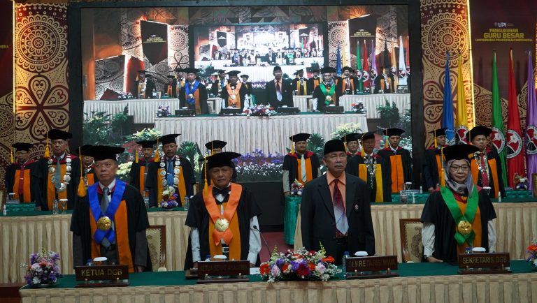 UPI Kukuhkan 20 Orang Guru Besar