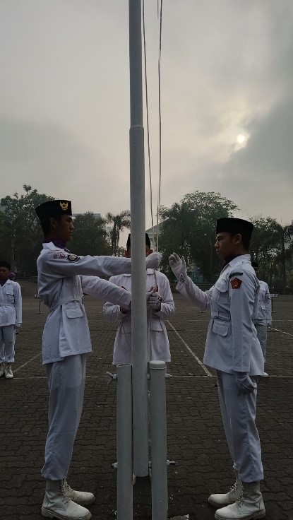 10 Calon Anggota Menwa Yon XI/UPI/RP Bertugas Menjadi Pasukan Pengibar Bendera Merah Putih