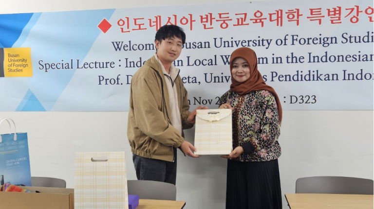 Menyelami Kearifan Lokal Indonesia : Prof. Dr. Yulianeta sampaikan kuliah umum di Busan University of Foreign Studies 