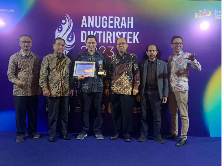 Asep Bayu Dani Nandiyanto, pakar Teknologi Partikel dari UPI, terima penghargaan sebagai Dosen Berprestasi di Indonesia Kategori SINTA Award dari DRPTM Kemendikbudristek