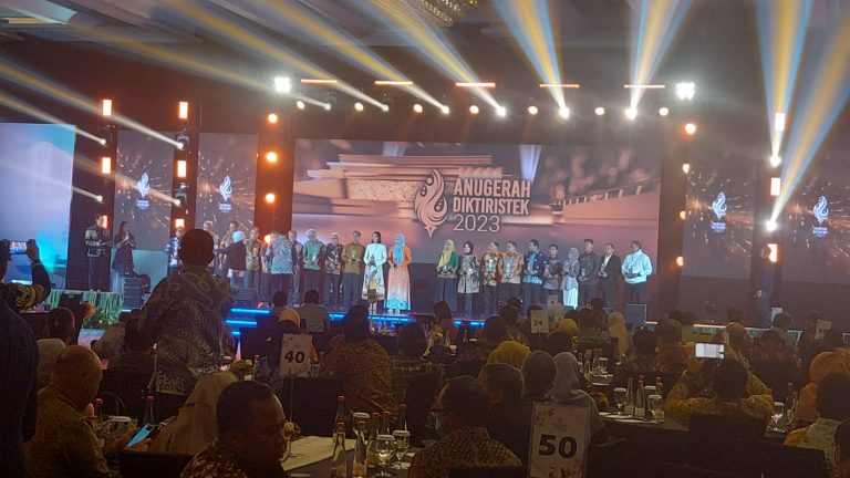 Naik Peringkat, UPI Raih Terbaik ke-2 Anugerah Diktiristek 2023 Kategori Unit Layanan Terpadu PTNBH