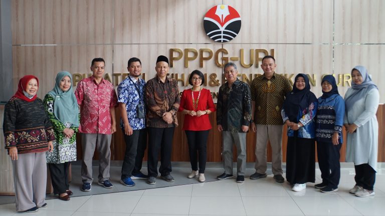 Benchmarking Arsip Universitas Gadjah Mada (UGM) ke Arsip Universitas