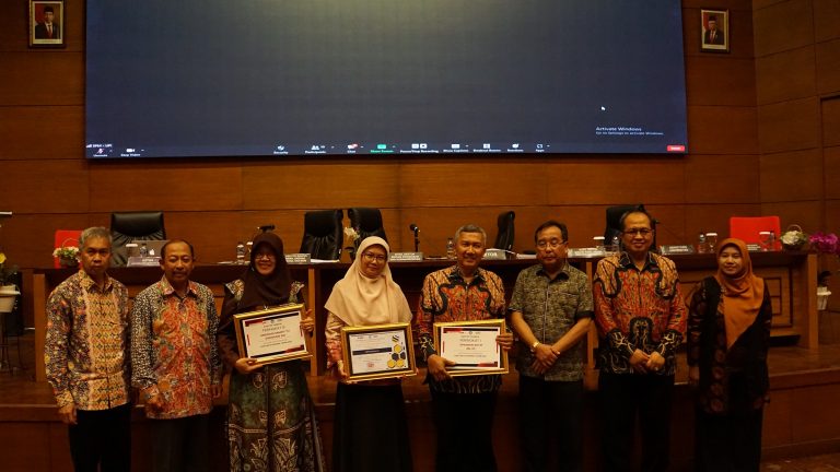 Rektor UPI Umumkan Pemenang AMI UPI Award
