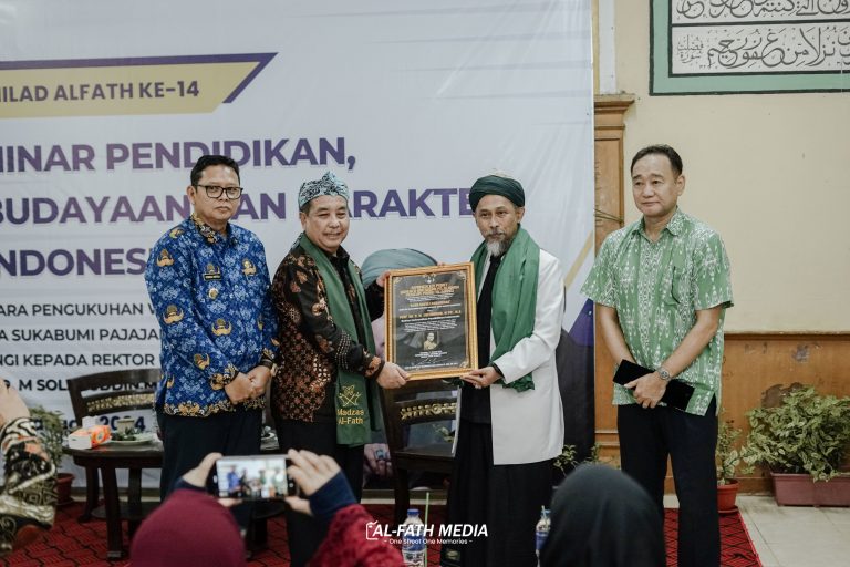 Rektor UPI Mendapat Gelar Kehormatan Waruka Sakabumi Pajajaran