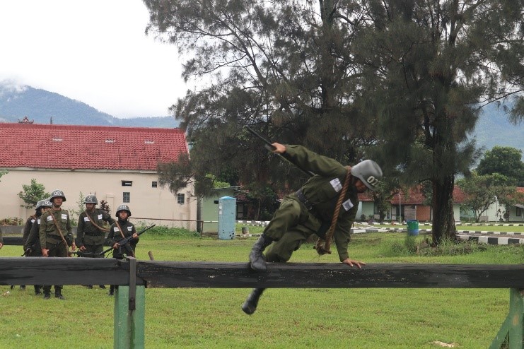 Pematerian Rayapan Tali dan Halang Rintang serta Renang Taktis Dilaksanakan pada Hari Kedua Diklatsarmil Menwa UPI Bertujuan Melatih Fokus dan Keseimbangan
