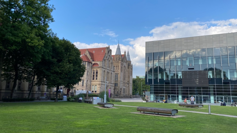 Meninjau Pusat Sumber Belajar di University of Manchester