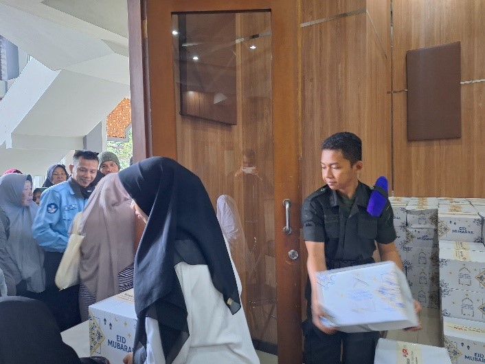 Momentum Berbuat Kebaikan Resimen Mahasiswa Mahawarman Batalyon XI Pada Kegiatan Bakti Sosial Universitas Pendididkan Indonesia