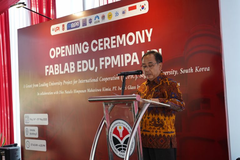 Rektor UPI Meresmikan Fabrication Laboratory Education