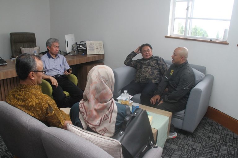 Wakil Rektor UPI Bidang Pendidikan dan Kemahasiswaan Lepas Kontingen UPI Dalam ASEAN University Games Tahun 2024