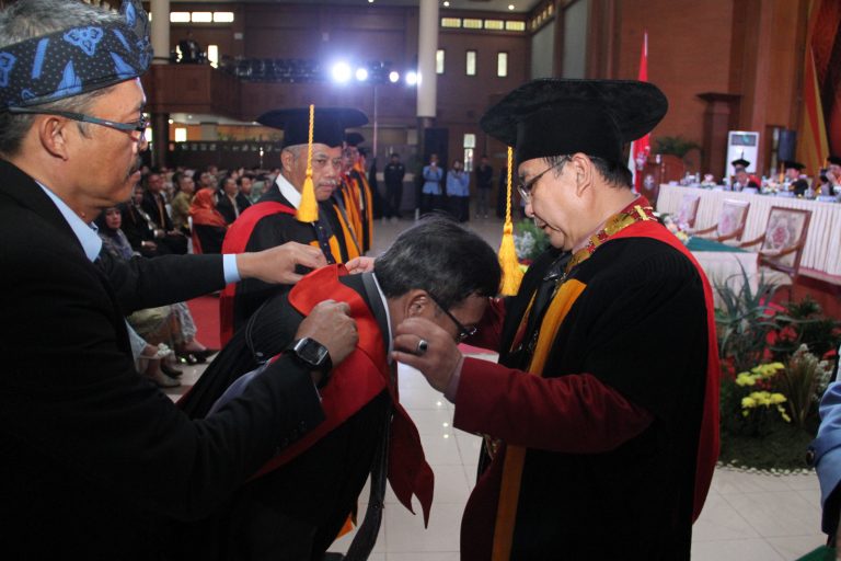 UPI Kukuhkan 22 Orang Guru Besar